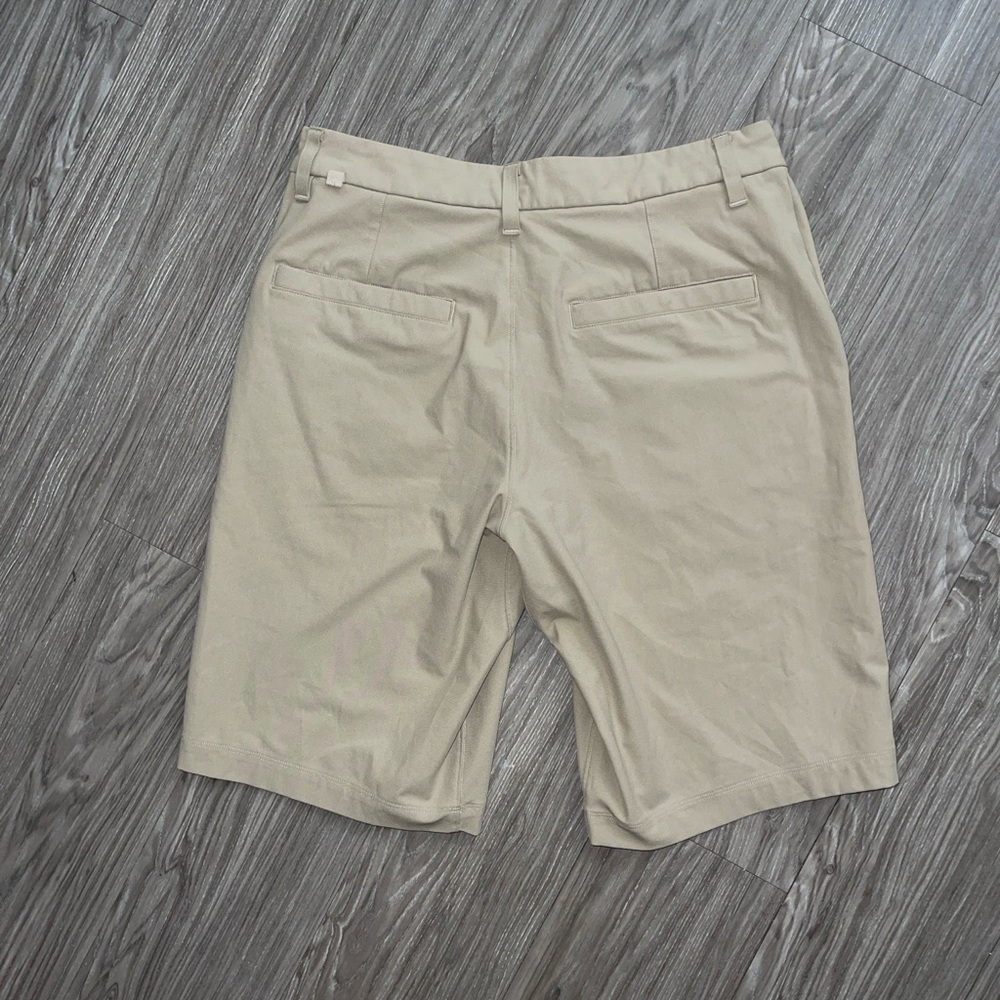 lululemon athletica Black and Tan Men Shorts Flat Front - Picture 4 of 13
